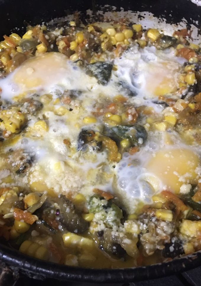 Una foto de Verduras con huevos estrellados
