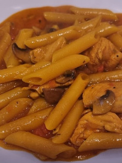 Una foto de Macarrones con pollo y champiñones