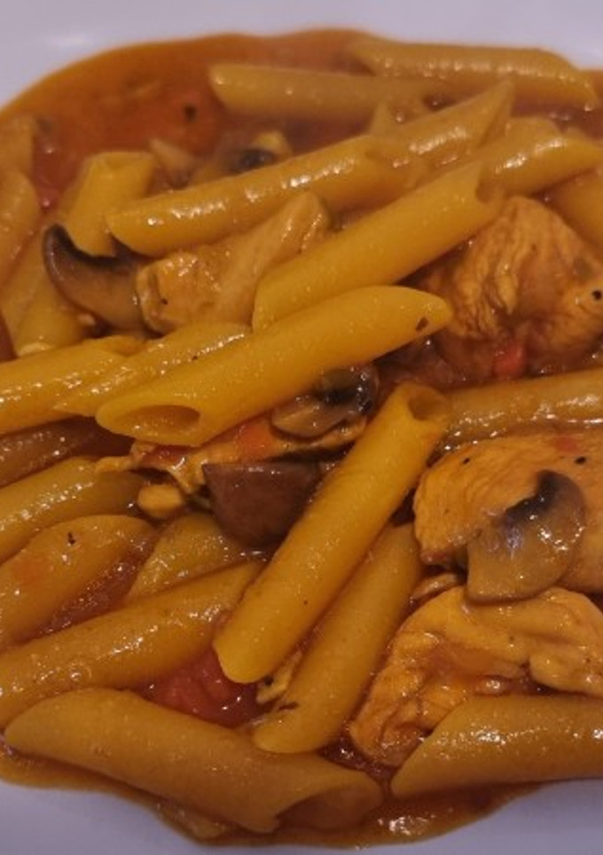 Una foto de Macarrones con pollo y champiñones