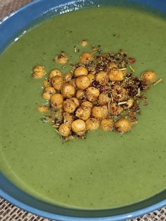 Una foto de Crema de verduras con garbanzos crunchi