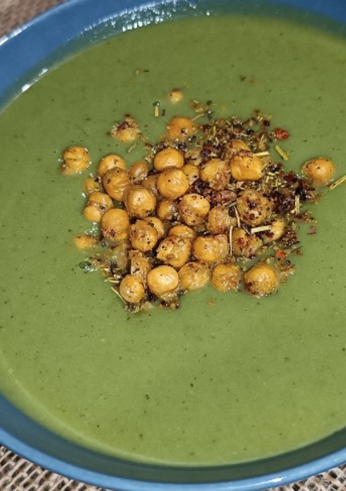 Una foto de Crema de verduras con garbanzos crunchi