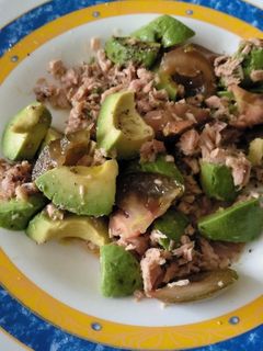 Una foto de Ensalada de aguacate, tomate y atún