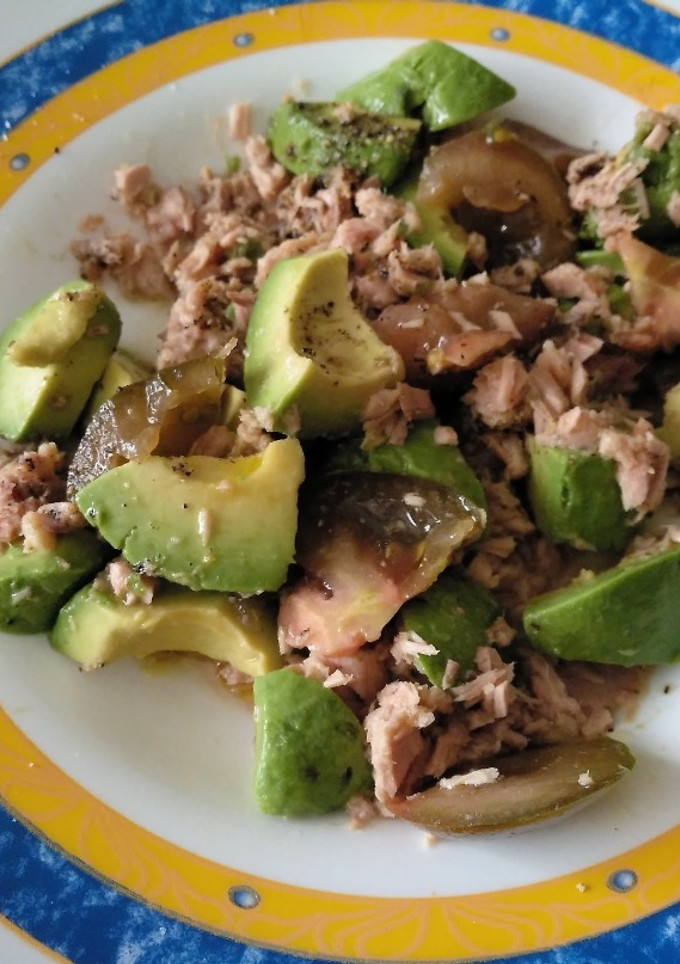 Una foto de Ensalada de aguacate, tomate y atún