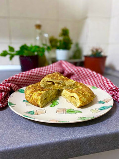 Una foto de Tortilla de patatas con patatas de bolsa ¡Brutal descubrimiento!🤘🏻