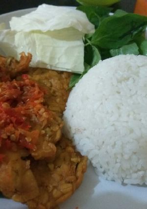 Foto resep Ayam dan tempe penyet nampol pedesnya
