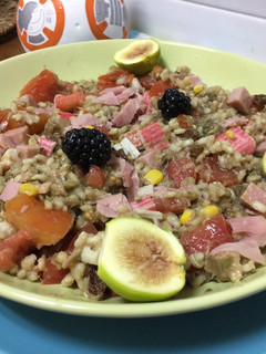 Una foto de Arroz con tomate, atún, aguacate, higos y pavo
