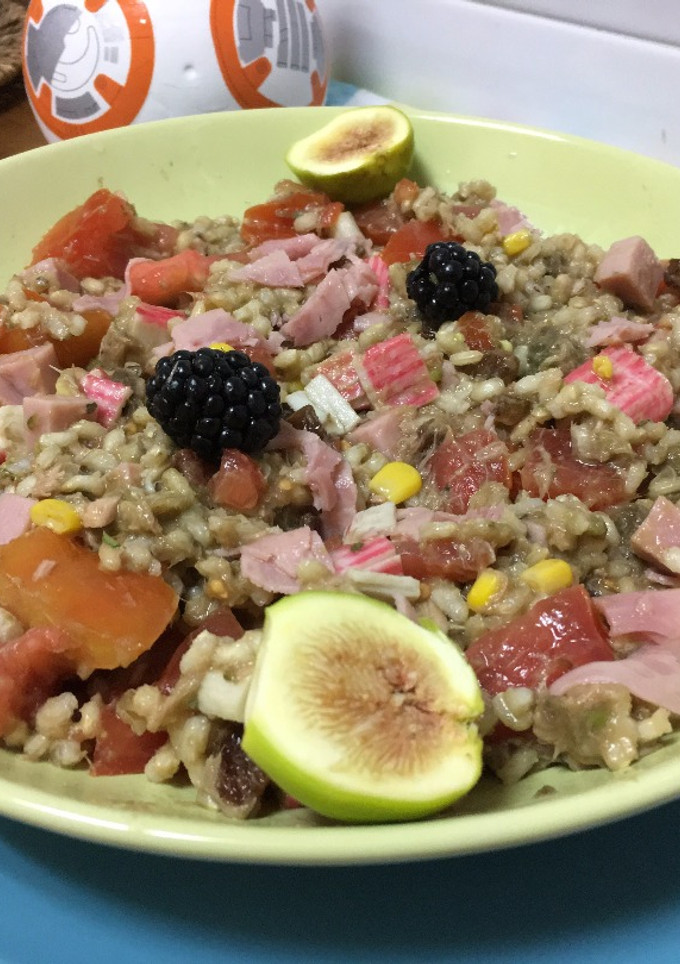 Una foto de Arroz con tomate, atún, aguacate, higos y pavo
