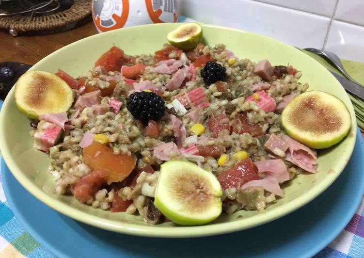 Arroz con tomate, atún, aguacate, higos y pavo