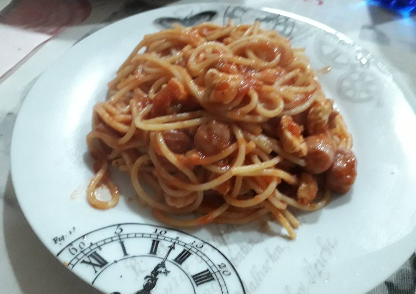 Espaguetis con pollo y salchichas frescas