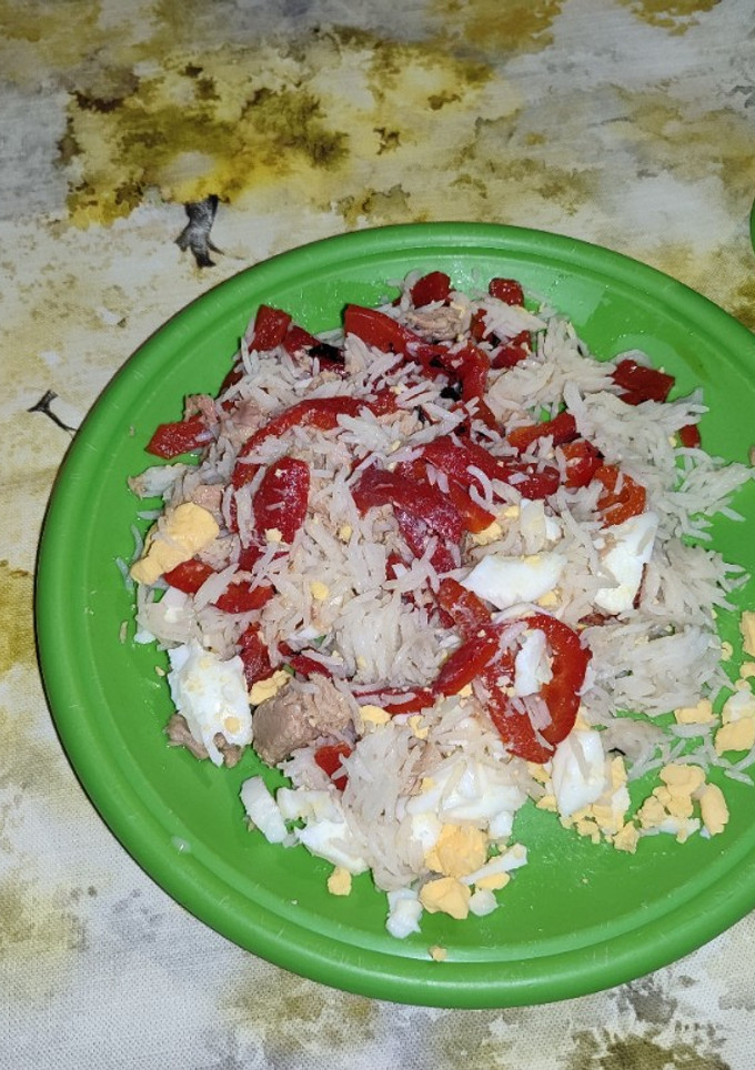 Una foto de Arroz basmati (vasito) con pimientos asados, atún y huevo 😋