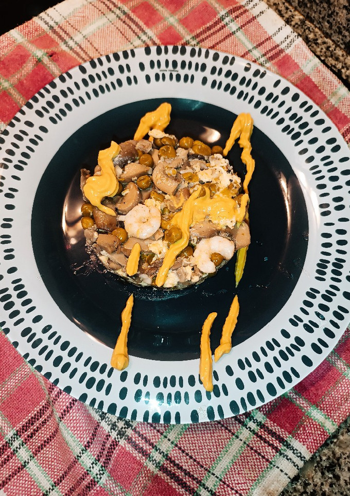 Una foto de Revuelto de Champiñones con gambas