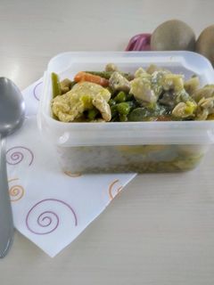 Una foto de Tupper con Wok de pollo al curry con verduras y leche de coco