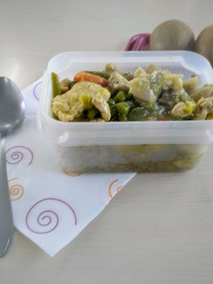 Una foto de Tupper con Wok de pollo al curry con verduras y leche de coco