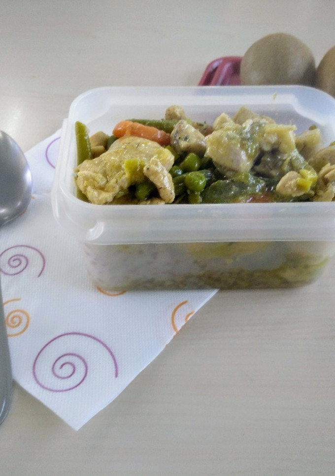 Una foto de Tupper con Wok de pollo al curry con verduras y leche de coco
