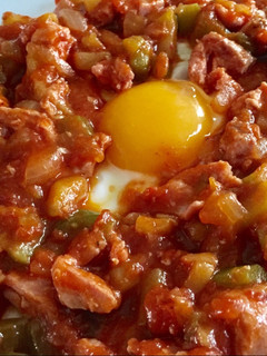 Una foto de Pisto con atún y huevos fritos