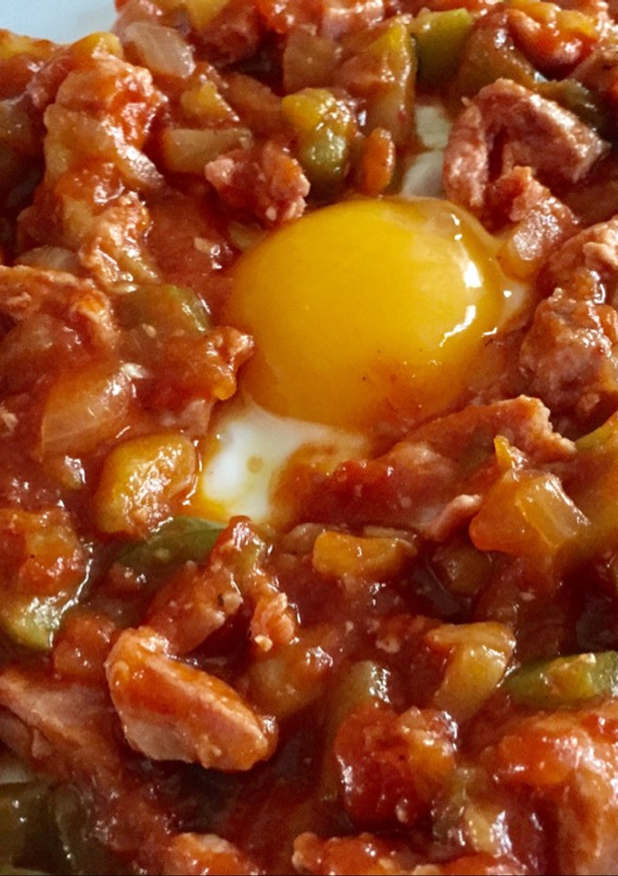 Una foto de Pisto con atún y huevos fritos