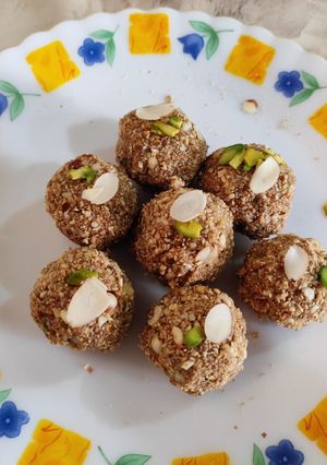 प्रोटीन लाडू....वेट लॉस लाडू (protien ladoo recipe in marathi) रेसिपी चे मुख्य फोटो 