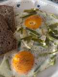 Huevos con ajitos tiernos