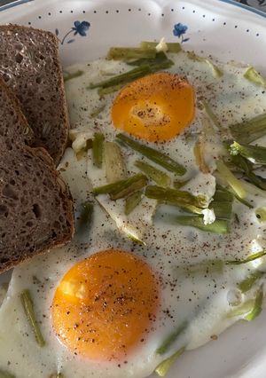 Una foto de Huevos con ajitos tiernos