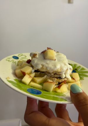 Una foto de Pan ale de avena, yougurt y manzana