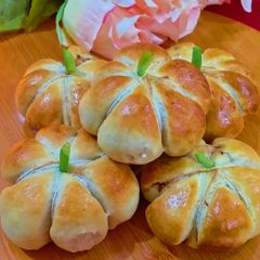 A picture of Pumpkin style stuff buns.