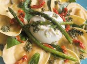 Una foto de pasta con burrata