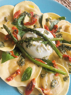 Una foto de Pasta fresca con burrata al pesto