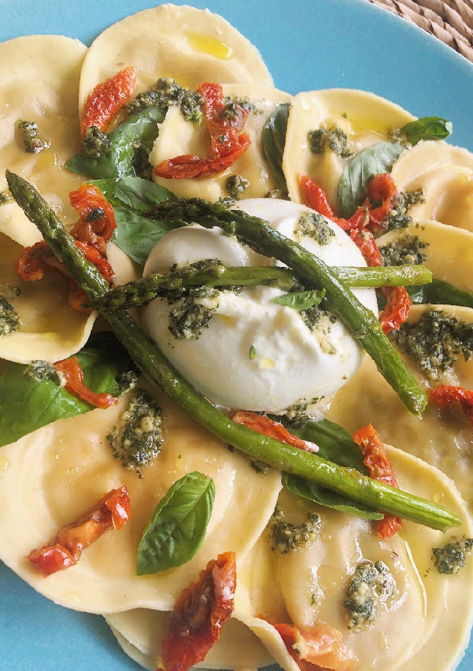 Una foto de Pasta fresca con burrata al pesto