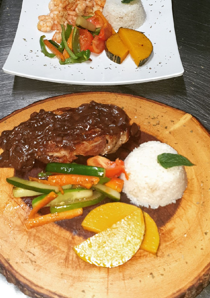 Una foto de Pollo a la pimienta en salsa emiglas