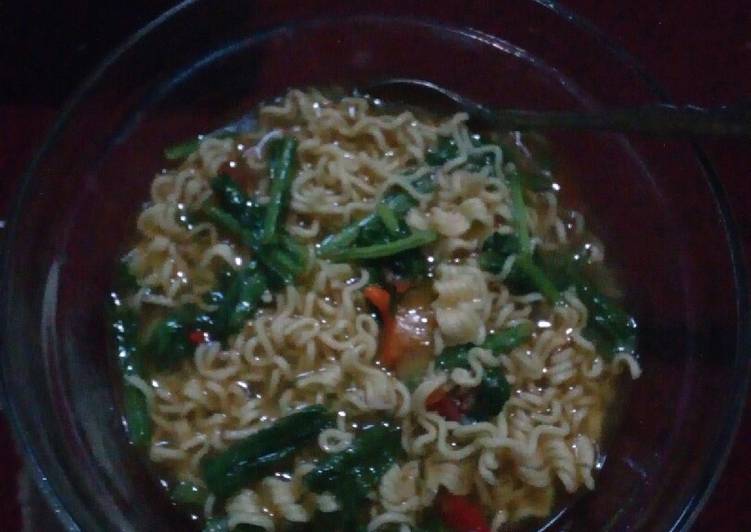 Mie kriting kuah pakai sawi