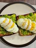 Pan sándwich con guacamole y huevos hervidos