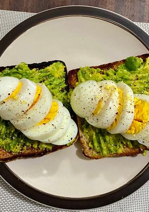 Una foto de Pan sándwich con guacamole y huevos hervidos