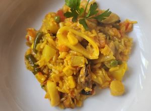 Una foto de Paella