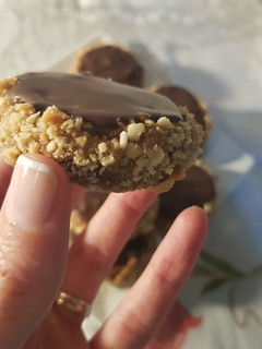 Una foto de Alfajores con maní