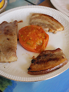 Una foto de Secreto con panceta y tomate