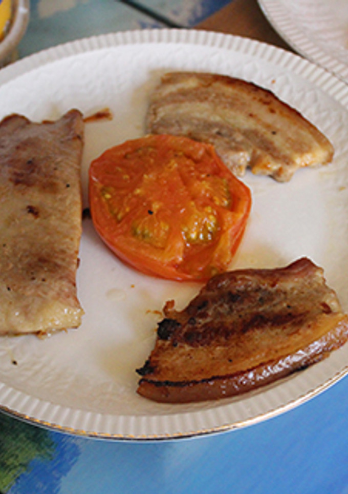 Una foto de Secreto con panceta y tomate