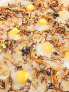 Una foto de Pizza con seta y huevos de codorniz