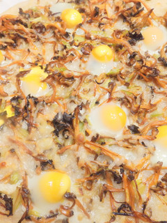 Una foto de Pizza con seta y huevos de codorniz