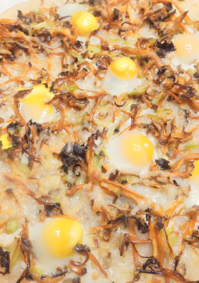 Una foto de Pizza con seta y huevos de codorniz