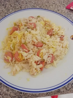 Una foto de Arroz con frankfurt