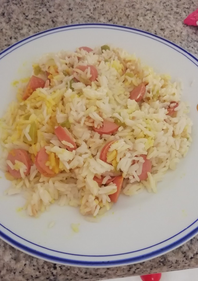 Una foto de Arroz con frankfurt