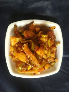 ટિંડોળા બટાકા નું શાક (Tindora Bataka Shak Recipe In Gujarati) રેસીપી મુખ્ય ફોટો