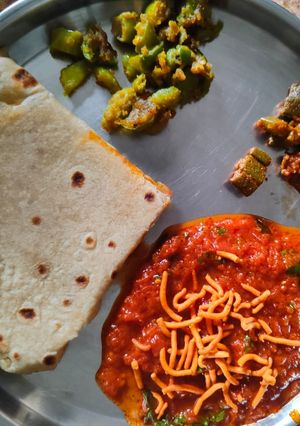 सेव टमाटर की सब्जी (Sev tamatar ki sabzi recipe in hindi) रेसिपी मुख्य फोटो