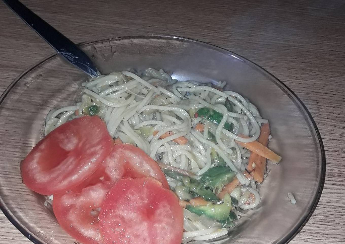 Salteado de verduras con fideos y salsa de soja