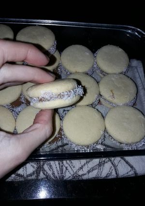 Una foto de Alfajores de maicena👌