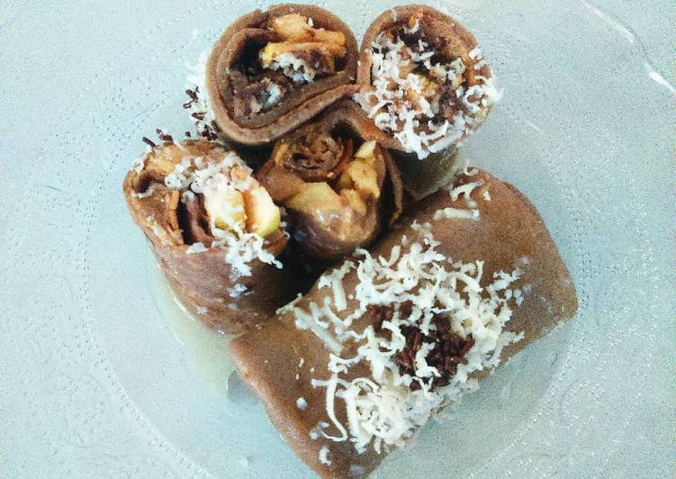 Dadar gulung coklat isi apel dan selai kacang