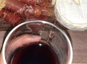 Una foto de camembert con miel