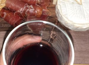 Una foto de Tabla de quesos. 🧀🍷