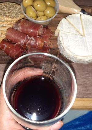 Una foto de Tabla de quesos. 🧀🍷