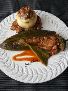 Una foto de Pimientos rellenos con salsa brava